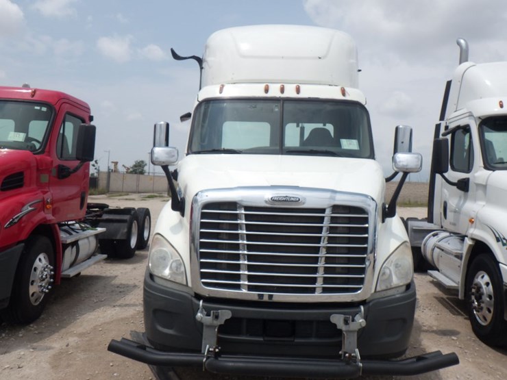 2017-freightliner-cascadia-113-image-2