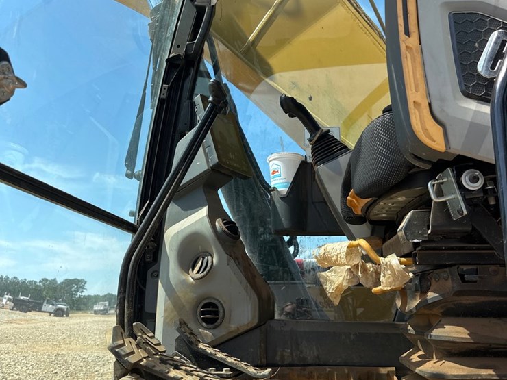 2021-caterpillar-320-image-11