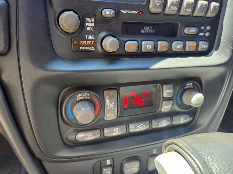 2003-pontiac-bonneville-sle-car-image-32