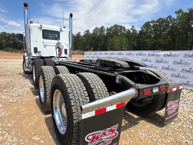 2024-peterbilt-567-image-5