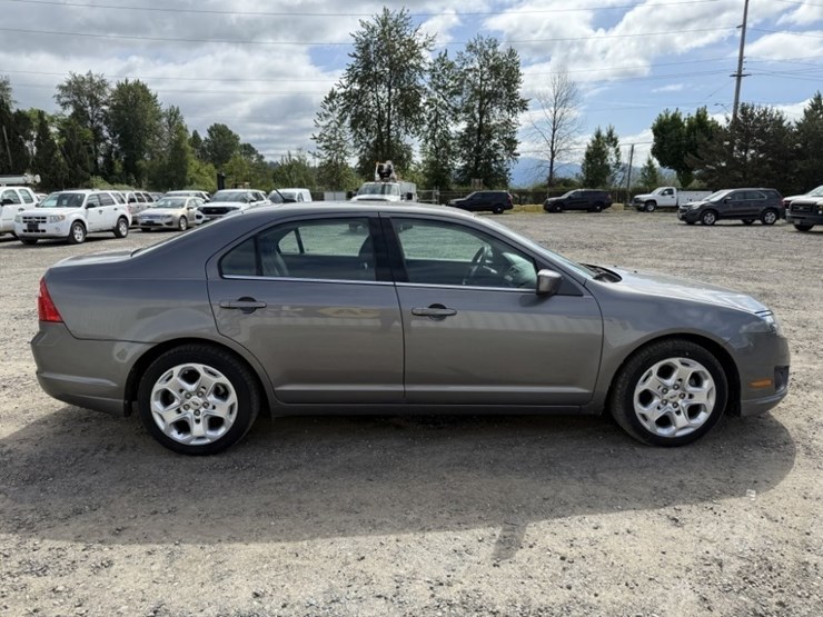 2010-ford-fusion-se-sedan-image-3