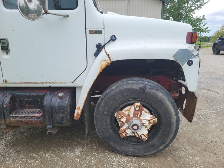 1982-international-1754-single-axle-grain-truck-image-43