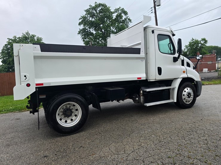 2015-freightliner-cascadia-113-image-22