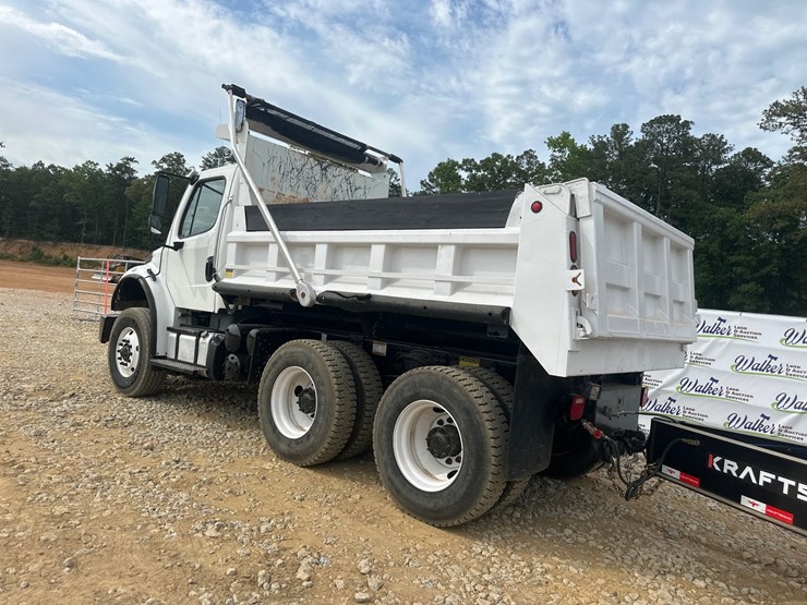 2008-freightliner-m2-106-image-2