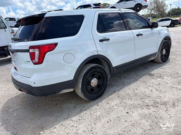 2016-ford-explorer-image-3