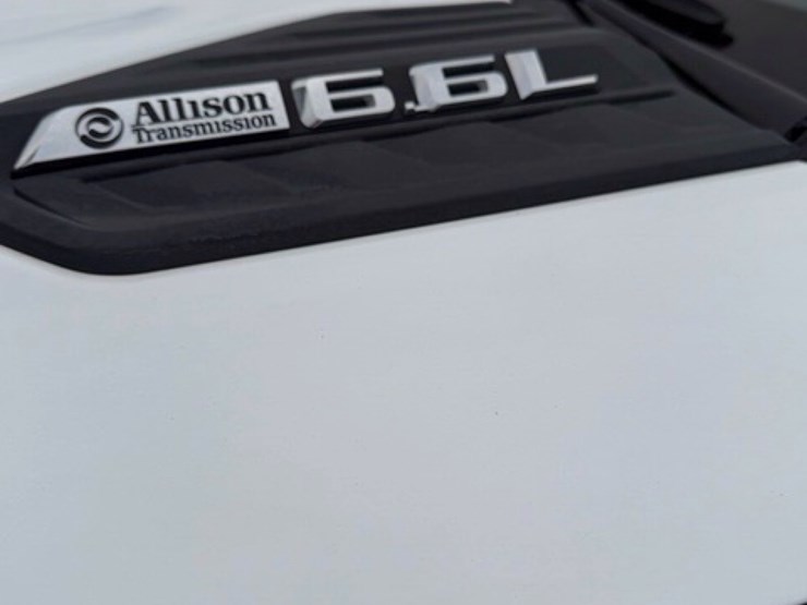 2024-chevrolet-silverado-2500hd-lt-image-8