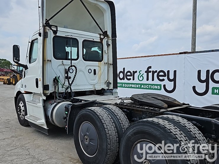 2022-freightliner-cascadia-116-image-3
