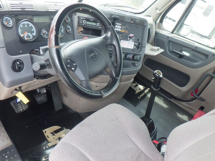 2017-freightliner-cascadia-113-image-15