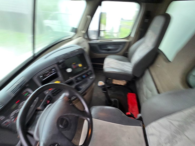 2015-freightliner-cascadia-113-image-57