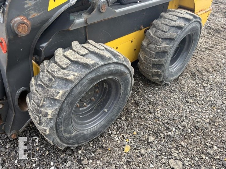 new-holland-l220-image-6