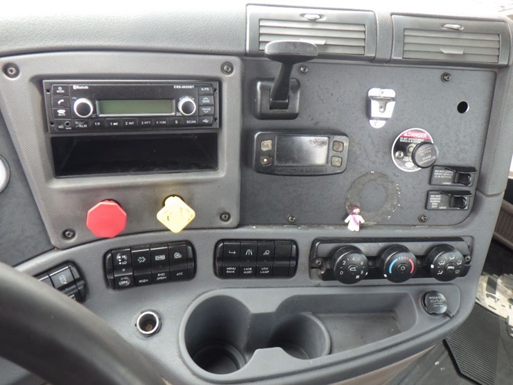 2017-freightliner-cascadia-113-image-17
