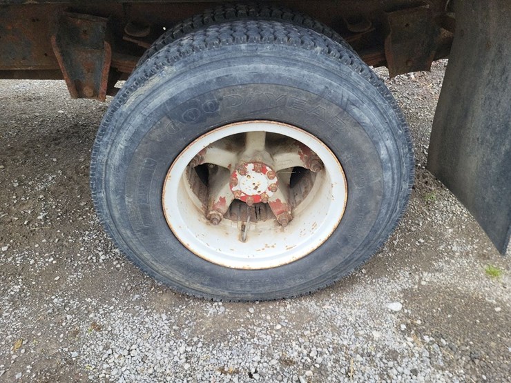 1982-international-1754-single-axle-grain-truck-image-19