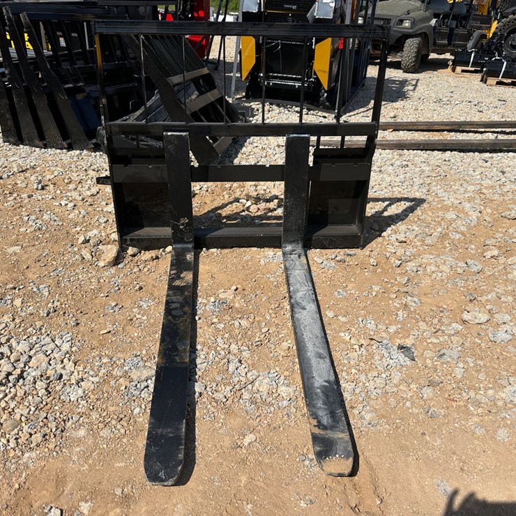 #20636 • Mower king 48" Quick attach pallet forks