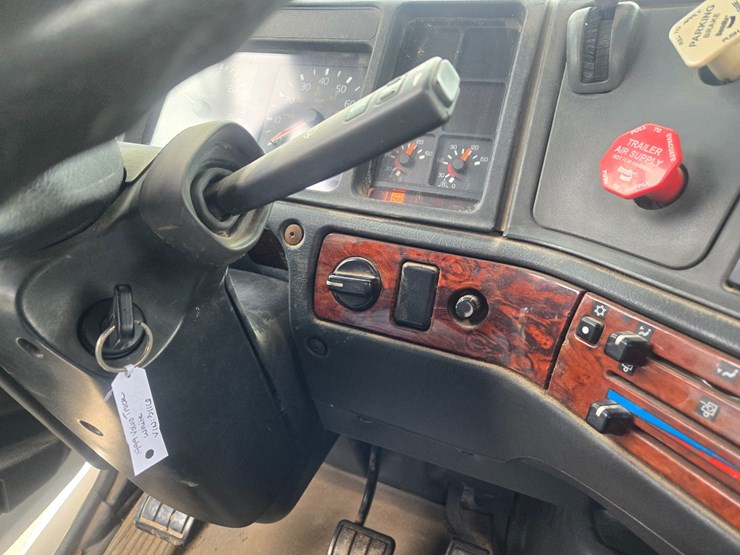 1999-volvo-vn-image-58
