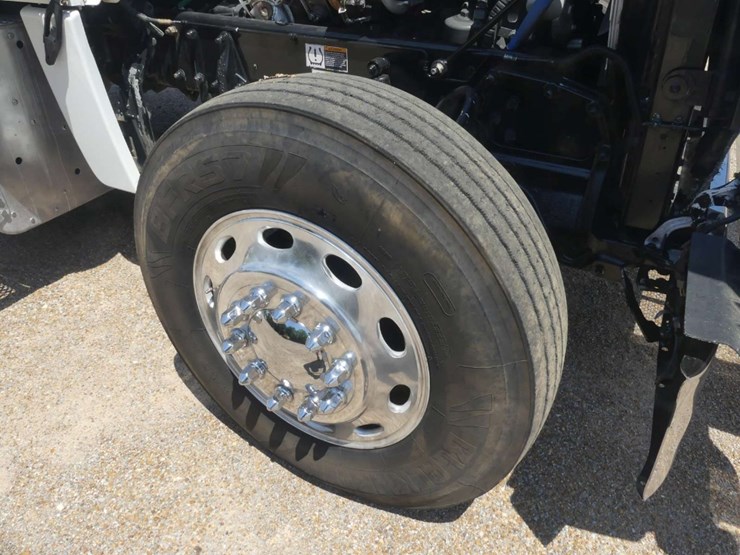 2017-peterbilt-389-image-13
