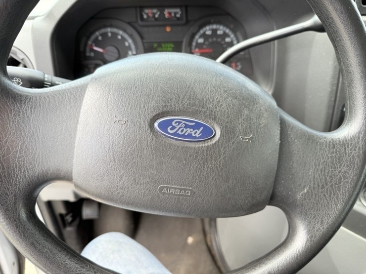 2010-ford-e350-image-27