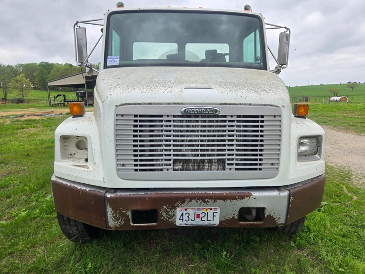 1999-freightliner-fl70-image-26