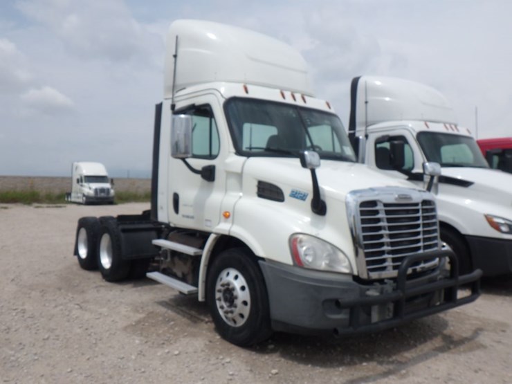 2017-freightliner-cascadia-113-image-3