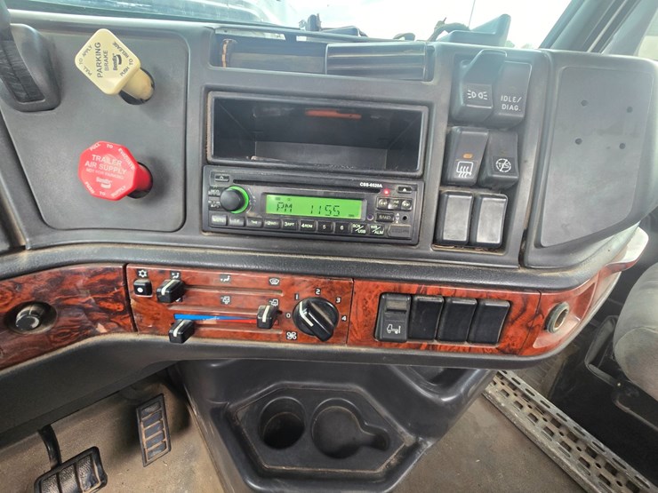 1999-volvo-vn-image-54