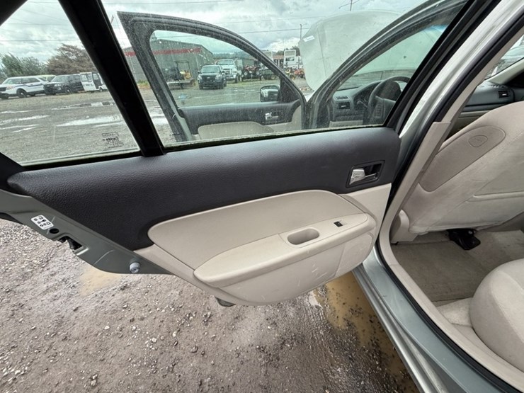 2009-ford-fusion-se-sedan-image-20