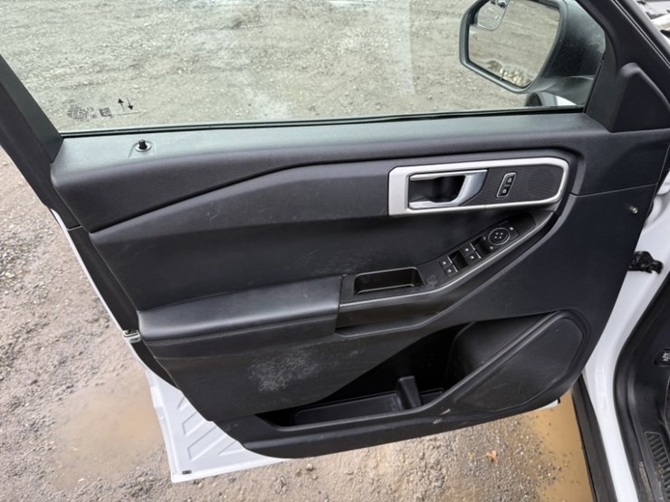 2020-ford-explorer-image-27