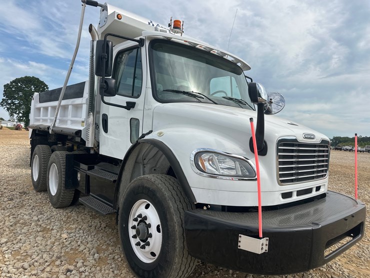 2008-freightliner-m2-106-image-5