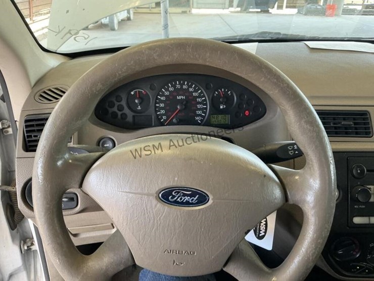 2005-ford-focus-sdn-image-15