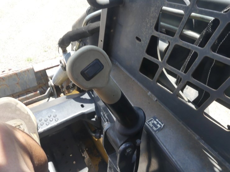 new-holland-l185-image-12