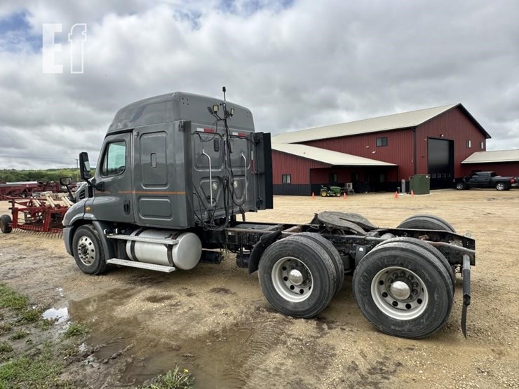 2012-freightliner-cascadia-113-image-2