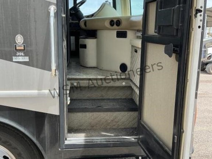 2006-fleetwood-excursion-motorhome-image-16