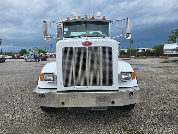 2009-peterbilt-365-image-36