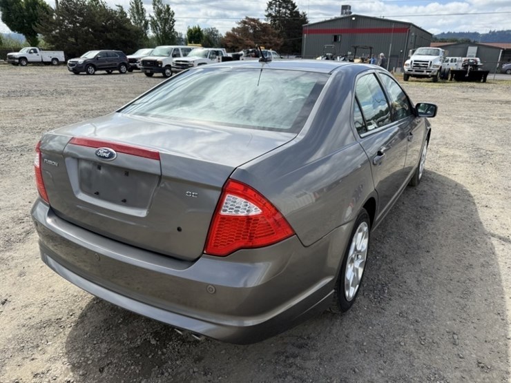 2010-ford-fusion-se-sedan-image-4