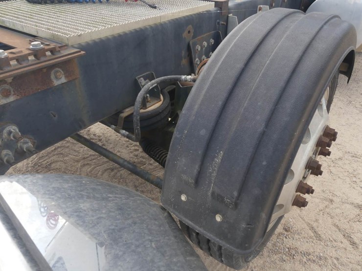 2013-caterpillar-ct660l-image-11