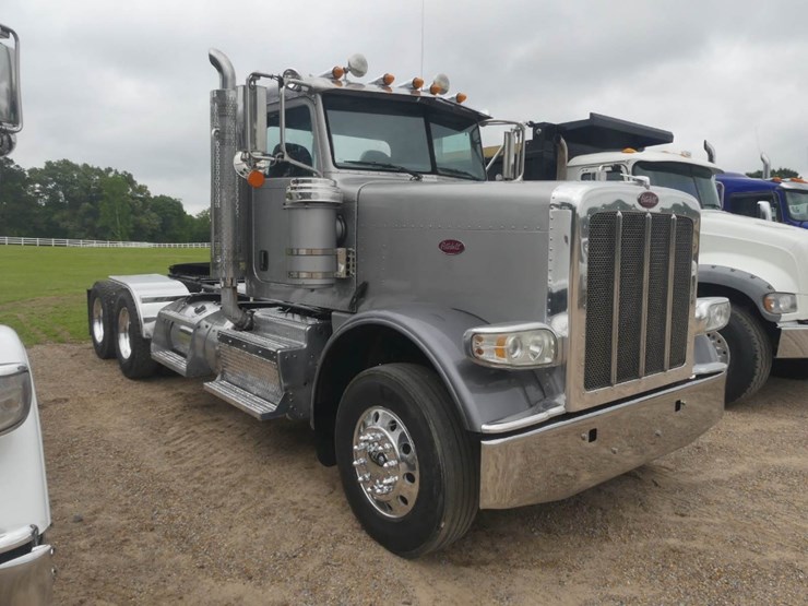 2013-peterbilt-388-image-2