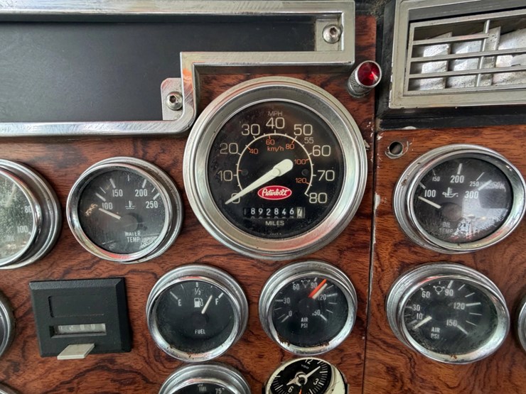 1999-peterbilt-379-image-16