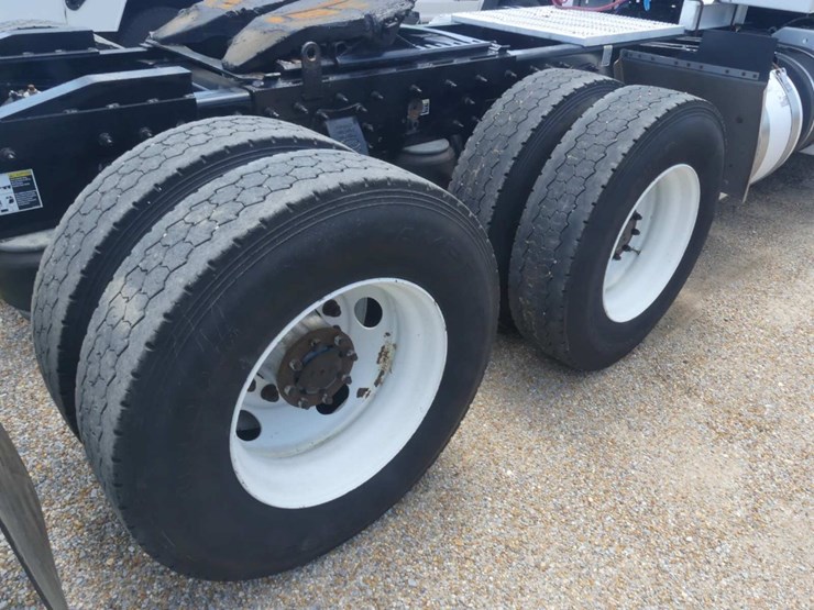 2018-peterbilt-567-image-9
