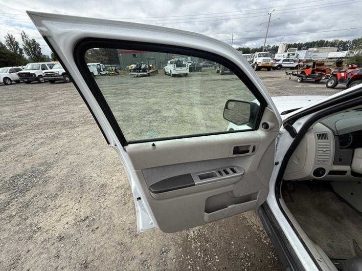 2011-ford-escape-hybrid-image-23
