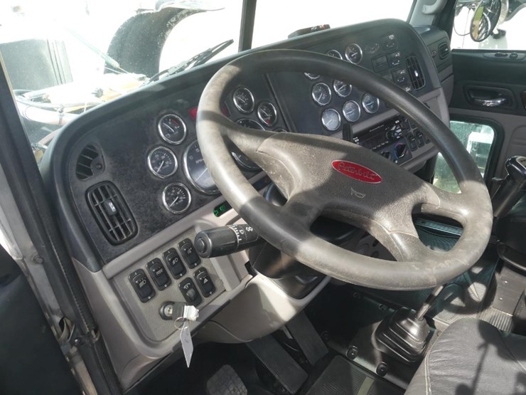 2018-peterbilt-389-image-16