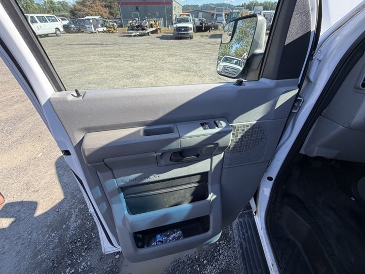 2014-ford-cargo-image-25