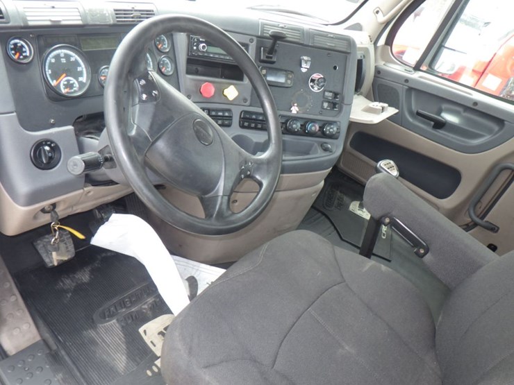 2017-freightliner-cascadia-113-image-16