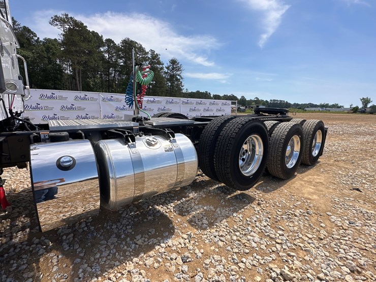 2024-peterbilt-567-image-4