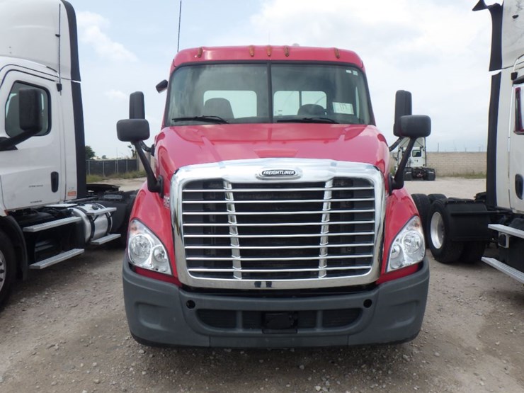 2015-freightliner-cascadia-113-image-2