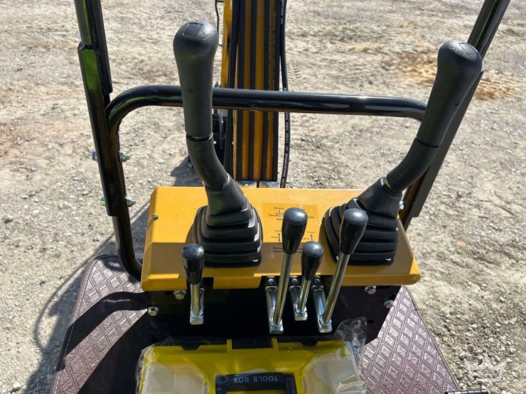 mini-excavator-image-10