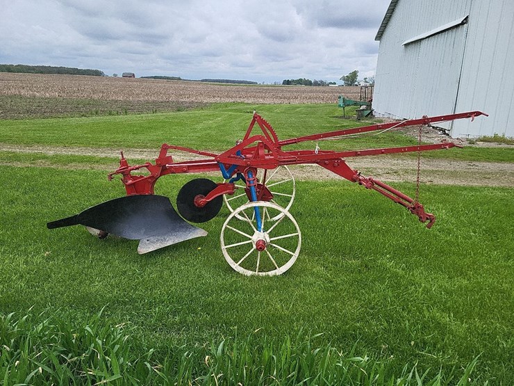 international-1-bottom-pull-type-moldboard-plow-image-2