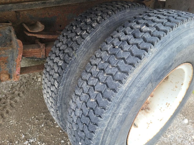 1982-international-1754-single-axle-grain-truck-image-18