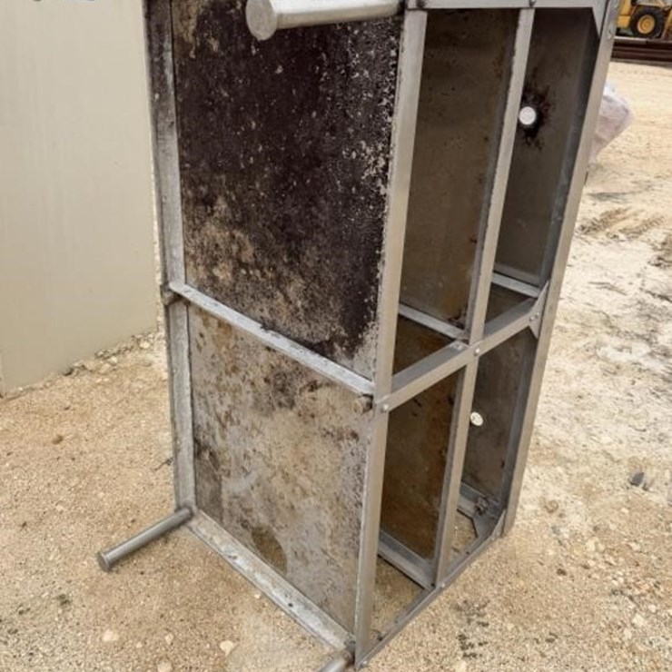 L4 - Steel Table
