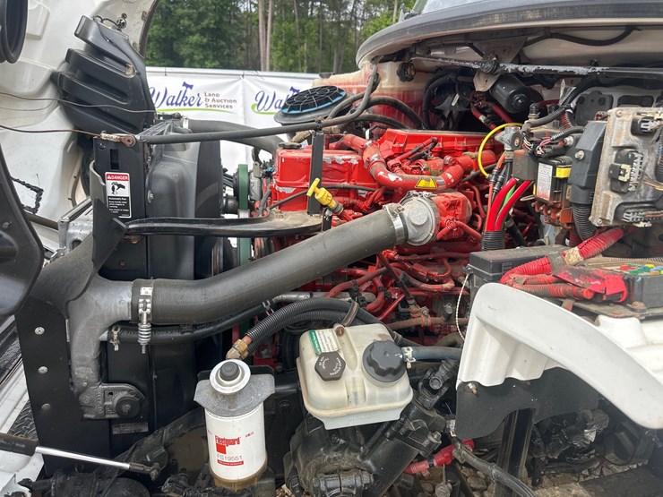 2008-freightliner-m2-106-image-12
