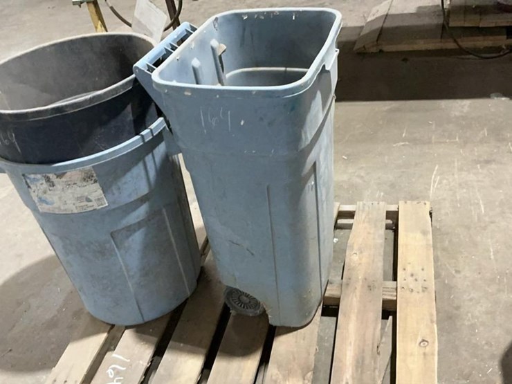 #164-•-poly-carts-and-trash-cans-image-17