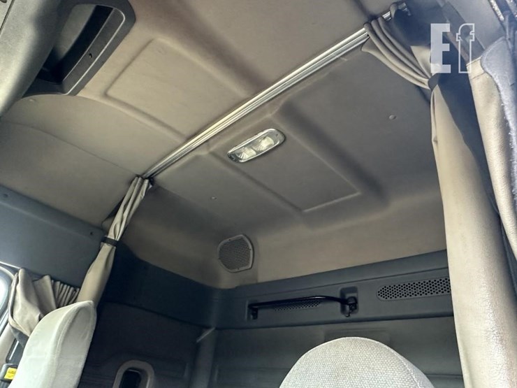 2012-freightliner-cascadia-113-image-14