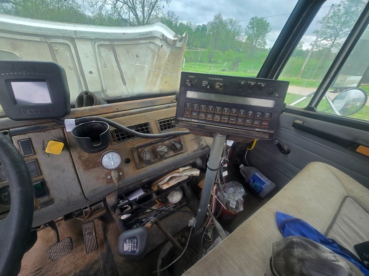 1999-freightliner-fl70-image-51